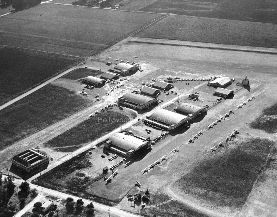 Los Angeles Metropolitan Airport 1936 Now Van Nuys Airport wm.jpg
